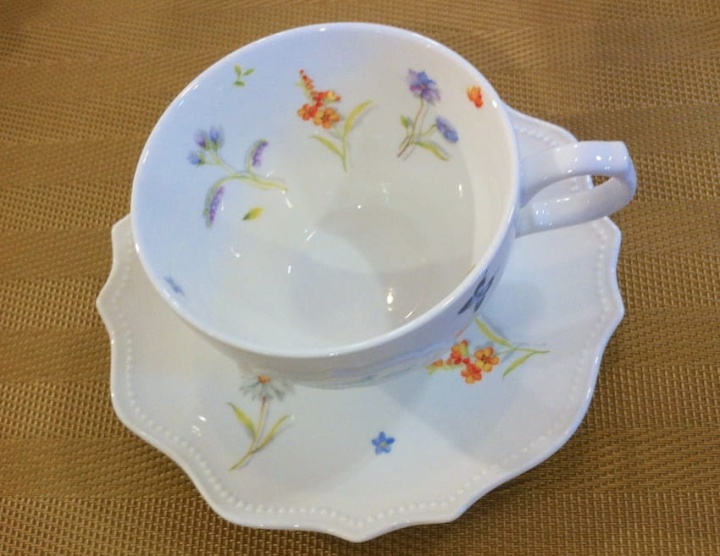 Filiżanki z porcelany ze spodeczkiem