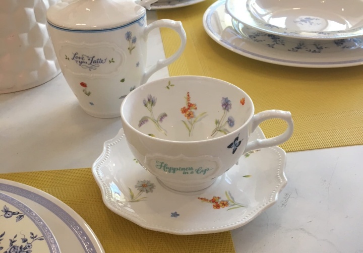 Komplet klasycznych filiżanek z porcelany