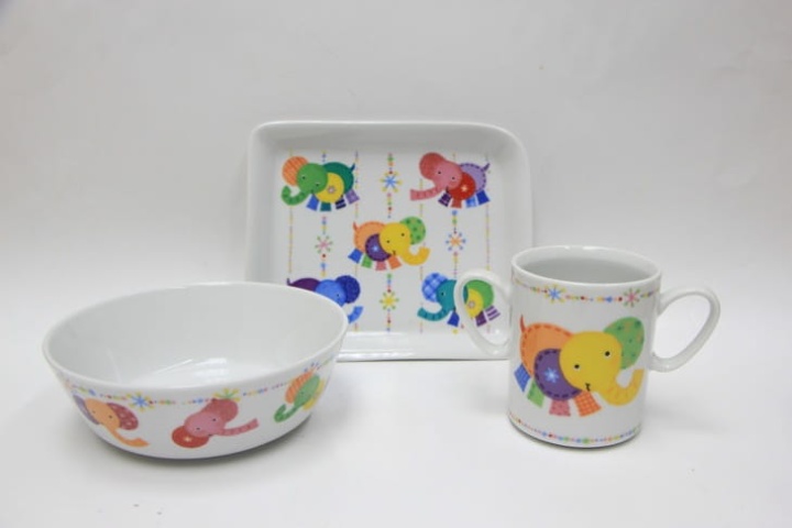 Zestaw naczyń z porcelany ze słonikiem w walizce